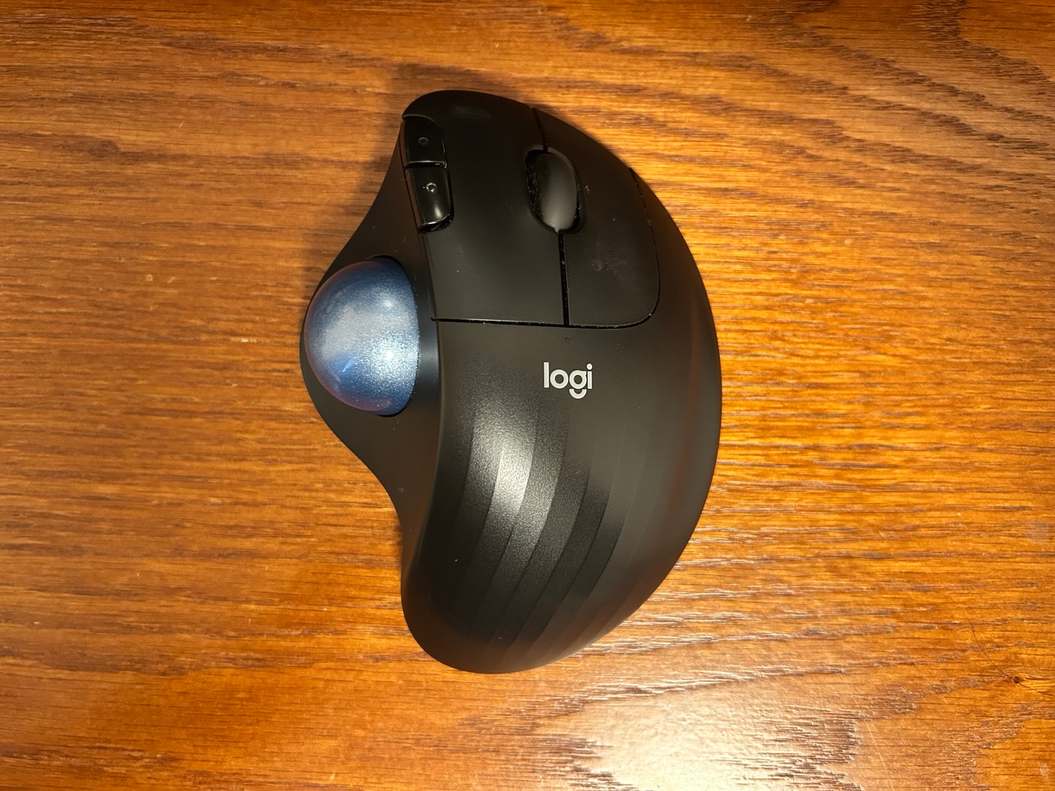 木の机に置いた、筆者が使用している旧 ERGO M575S